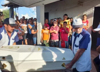 Corpos de irmãos que morreram afogados no Canal do Sertão são velados no interior de Alagoas