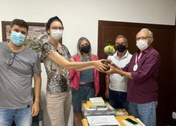 Prefeito Luiz de Deus recebe homenagem do Dragon Boat e Projeto Mamacaru