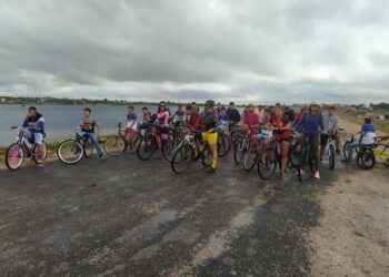 Alunos participam de passeio, celebram Dia do Ciclista e equipe de Educação no Trânsito passa orientações