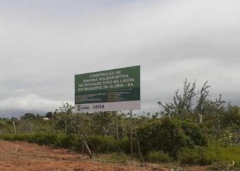 Prefeitura de Glória-BA beneficia comunidade do povoado Sitio da Lagoa com construção de quadra poliesportiva