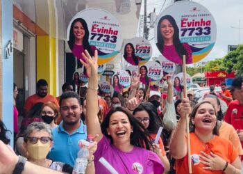 Candidata a deputada federal, vereadora Evinha faz campanha pela feira grande e ruas do centro