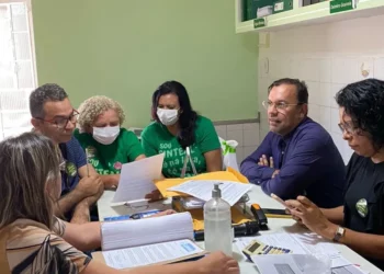 Greve – Prefeita Ziane Costa faz nova proposta de reajuste aos servidores da Educação em Delmiro Gouveia