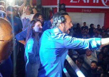 Ao lado de Luiza de Deus, Mário Júnior anuncia apoio a Lula durante comício no centro de Paulo Afonso