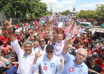 Ao som de “Olê, olá, Lula!”, Luiz de Deus participa de caminhada ao lado de Rui, Jerônimo e Otto pelas ruas de Paulo Afonso