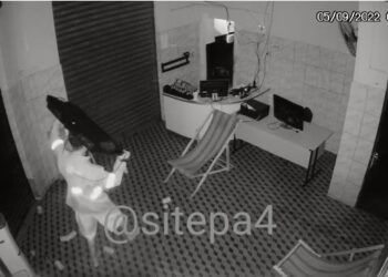 Câmeras de segurança flagram ação de indivíduo arrombando empresa de mototáxi em Paulo Afonso