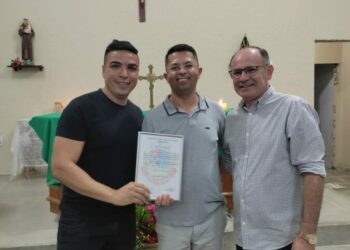 Gilmário Marinho participa de missa e entrega moção de aplausos aos organizadores do Tríduo de Santo Antônio