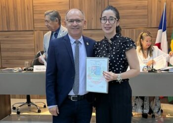 Vereador Gilmário Marinho homenageia a Defensora Pública Bruna Peixoto com entrega de moção