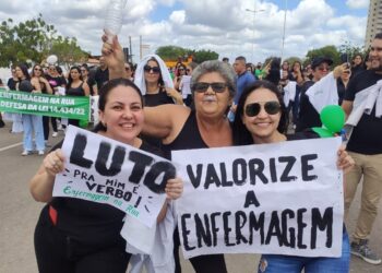 Enfermeiros fazem protesto durante desfile da Independência em Paulo Afonso