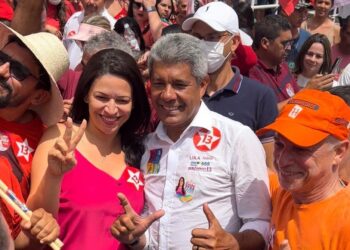 Ato com Jerônimo encerra a semana de Evinha; campanha teve pit stop em Glória, caminhadas pelos bairros e centro de PA