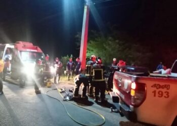 Fiat Uno bate em estrutura de concreto e deixa jovens feridos na pista de acesso ao Moxotó-BA