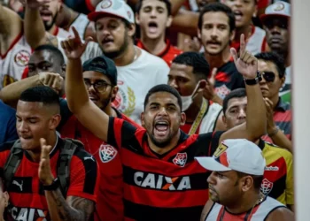 “Colossal”, Vitória deixa para trás risco de queda, arranca nos braços da torcida e sobe para Série B