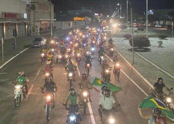 Apoiadores de Bolsonaro realizam “motocarreata” pelas ruas de Paulo Afonso; veja vídeos e fotos