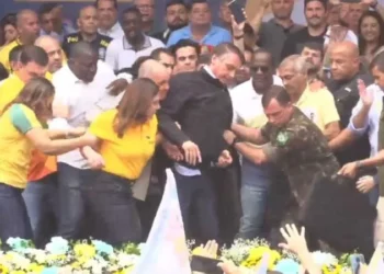 Bolsonaro toma susto após palco balançar durante ato em Duque de Caxias (VÍDEO)