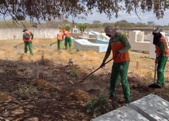 Cemitérios de Paulo Afonso passam por limpeza para o Dia de Finados