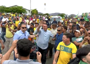 Bolsonaro faz campanha no interior da Bahia e pede voto para ACM Neto