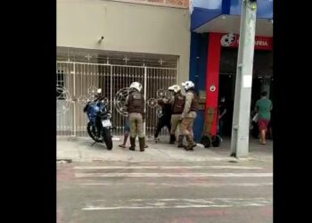 Polícia prende dois com arma de fogo suspeitos do homicídio ocorrido sábado no bairro Prainha