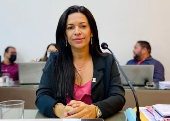 Líder da oposição, Evinha se pronuncia sobre vereadores que mudaram para o Governo: “não houve comunicado oficial”