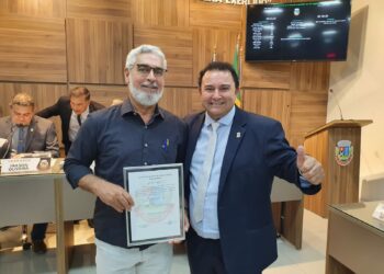 Valmir Rocha entrega moção de aplausos ao UniRios EAD por implantação de polo no complexo BTN