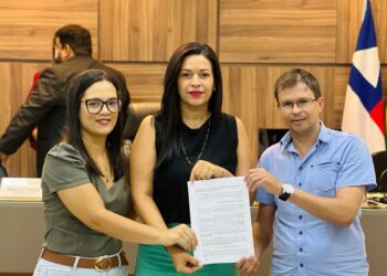 “A prefeitura não sabe onde colocar os concursados, mas as contratações não param”, diz Evinha