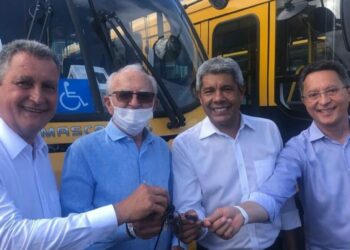 Prefeito Luiz de Deus recebe ônibus escolar 0 km do Governador Rui Costa