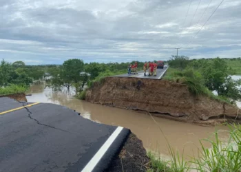 Três carros são ‘engolidos’ por cratera após fortes chuvas em Sergipe; uma morte foi confirmada