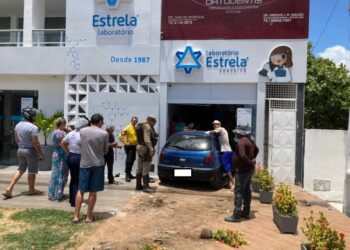 Motorista perde controle de carro, atropela duas pessoas e invade laboratório no centro de Paulo Afonso