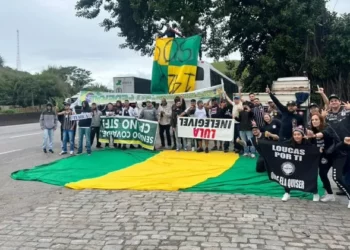 Corintianos tomam faixas bolsonaristas e furam bloqueios em rodovias