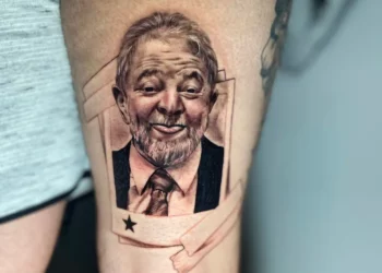 Baiano cumpre promessa e tatua rosto de Lula na perna após resultado nas eleições