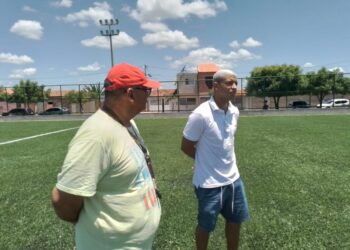 Jogador do Vasco realiza visita ao campo de futebol society do Jardim Aeroporto