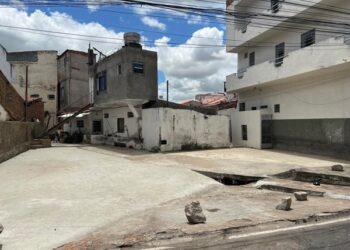 Prefeitura realiza desobstrução e concretagem em canais para escoamento das águas da chuva