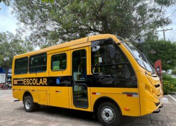 Após aquisição por meio do Governo do Estado, novo ônibus escolar já está no pátio da Prefeitura