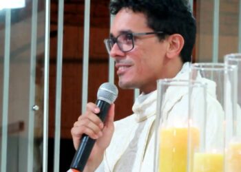 Pároco que atuou em Delmiro é arrastado dentro do carro por água de barragem que estourou na BA; religioso foi salvo por populares