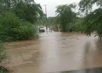Paulo Afonso registra vários pontos de alagamento após mais de 6 horas de chuva; veja vídeos