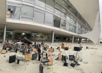 Veja imagens desta segunda (9) dos estragos provocados por ataques aos Três Poderes