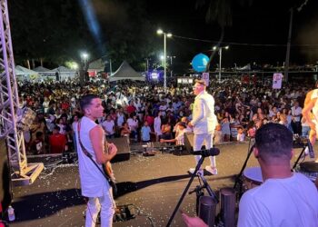 Virada do ano no Parque Balneário contou com shows de André Marreta e Amanda Caroline
