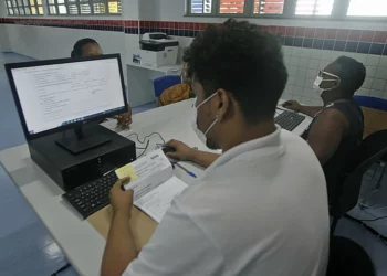 Matrícula on-line nesta segunda e terça-feira (23 e 24) é para qualquer série do Ensino Médio, Educação Profissional e EJA