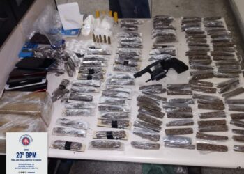 PM estoura ponto de tráfico de drogas em Paulo Afonso e apreende arma de fogo