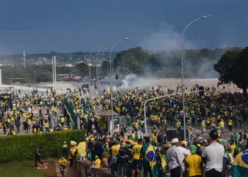 Lula se reúne com a presidente do STF e governadores um dia após ataques em Brasília