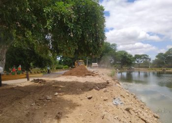 Após erosão, prefeitura de Paulo Afonso reforça barreira de contenção nas margens do Lago do Obelisco