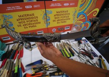 Espada samurai aparece entre os quase 200 itens apreendidos no 2º dia do Carnaval de Salvador