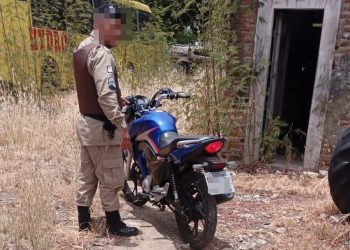 Moto furtada é encontrada em terreno baldio em Paulo Afonso