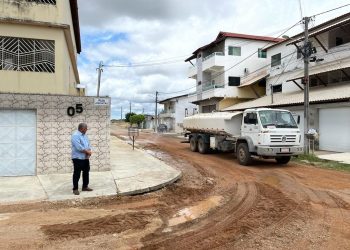 Ruas do Bairro Clériston Andrade receberão pavimentação asfáltica; Prefeito em exercício acompanha obra