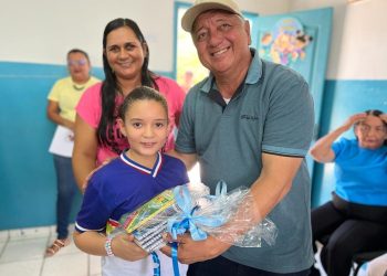 Prefeitura entrega uniforme e material didático para os alunos da Escola Alves de Souza, no povoado Xingozinho