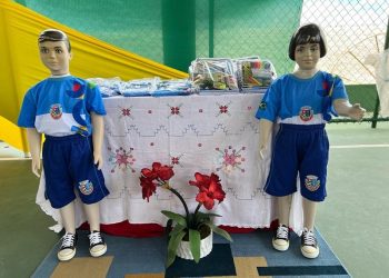 Novo fardamento e kits escolares são entregues aos alunos da rede municipal de Paulo Afonso