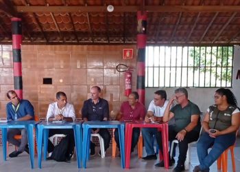 No povoado Caiçara, vereador Gilmário Marinho, secretaria de Agricultura e representantes do Banco do Brasil discutem implantação de projeto para a irrigação de 35 hectares de banana