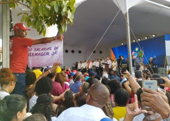 Profissionais de enfermagem cobram implementação de piso salarial a Lula durante ato em Santo Amaro (BA)