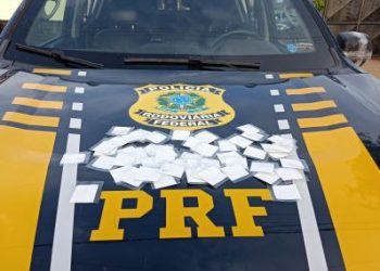 PRF apreende 55 papelotes de cocaína durante escolta de pá eólica na BR 116 em Chorrochó (BA)