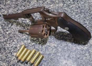 Em ocorrências distintas, vítima chama polícia, mas acaba presa por posse ilegal de arma de fogo em Paulo Afonso