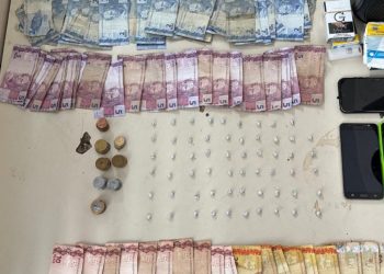 Homem utilizava banca na feira de Paulo Afonso para comercializar drogas; PM encontra 59 pedras de crack entre cachos de banana