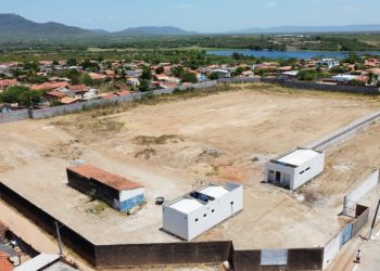 Prefeito de Glória, David Cavalcanti, assina ordem de serviço para conclusão da obra do novo Estádio Municipal